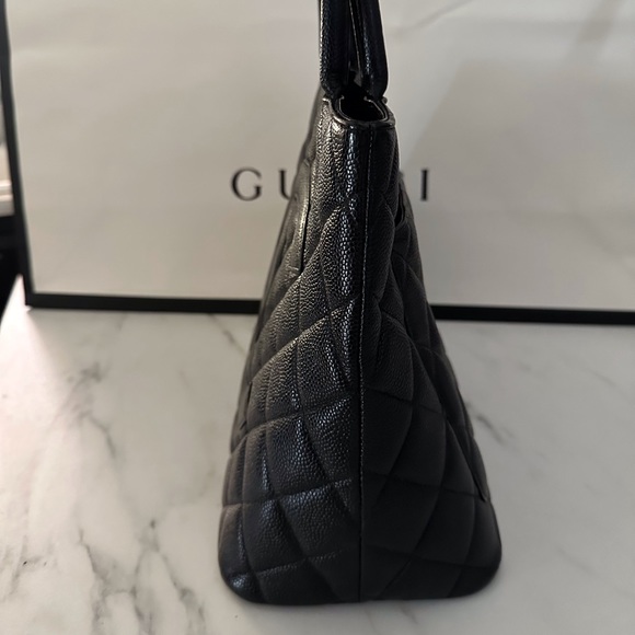 CHANEL Medallion Shoulder Bag Medium Black Leather Caviar Tote Quilted - Picture 4 of 14